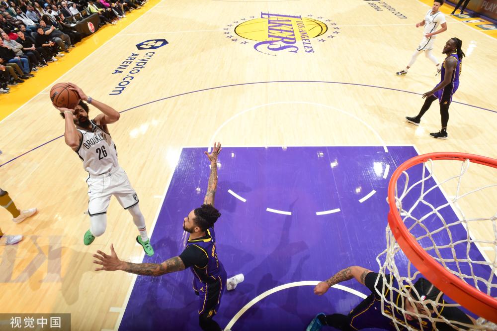 多位年轻选 多位年轻选